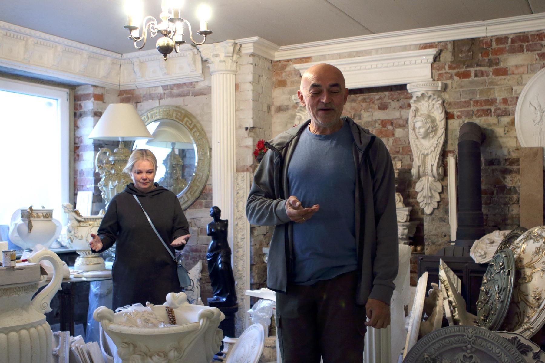 DeCorGips showroom with pilasters, plaster vases and a wall mascaron on brick