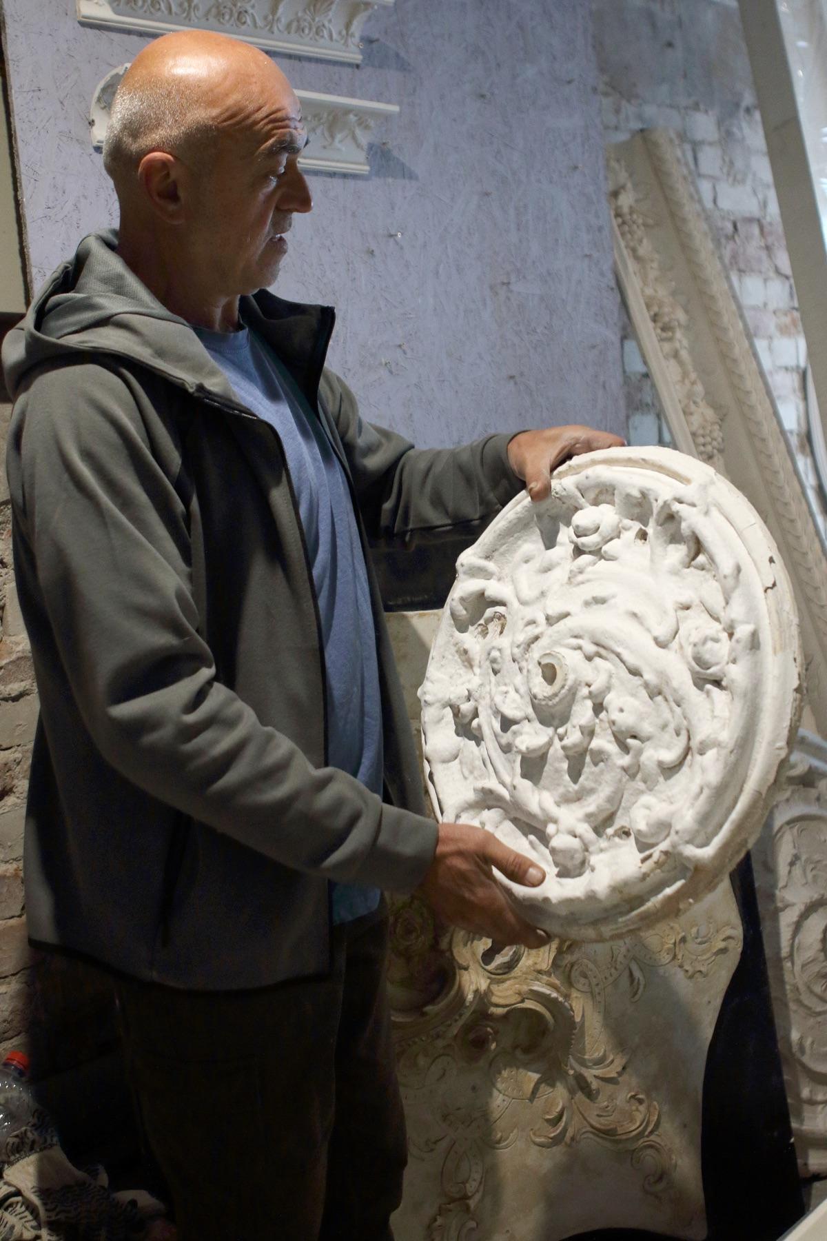 Restoration of an antique plaster element — DeCorGips