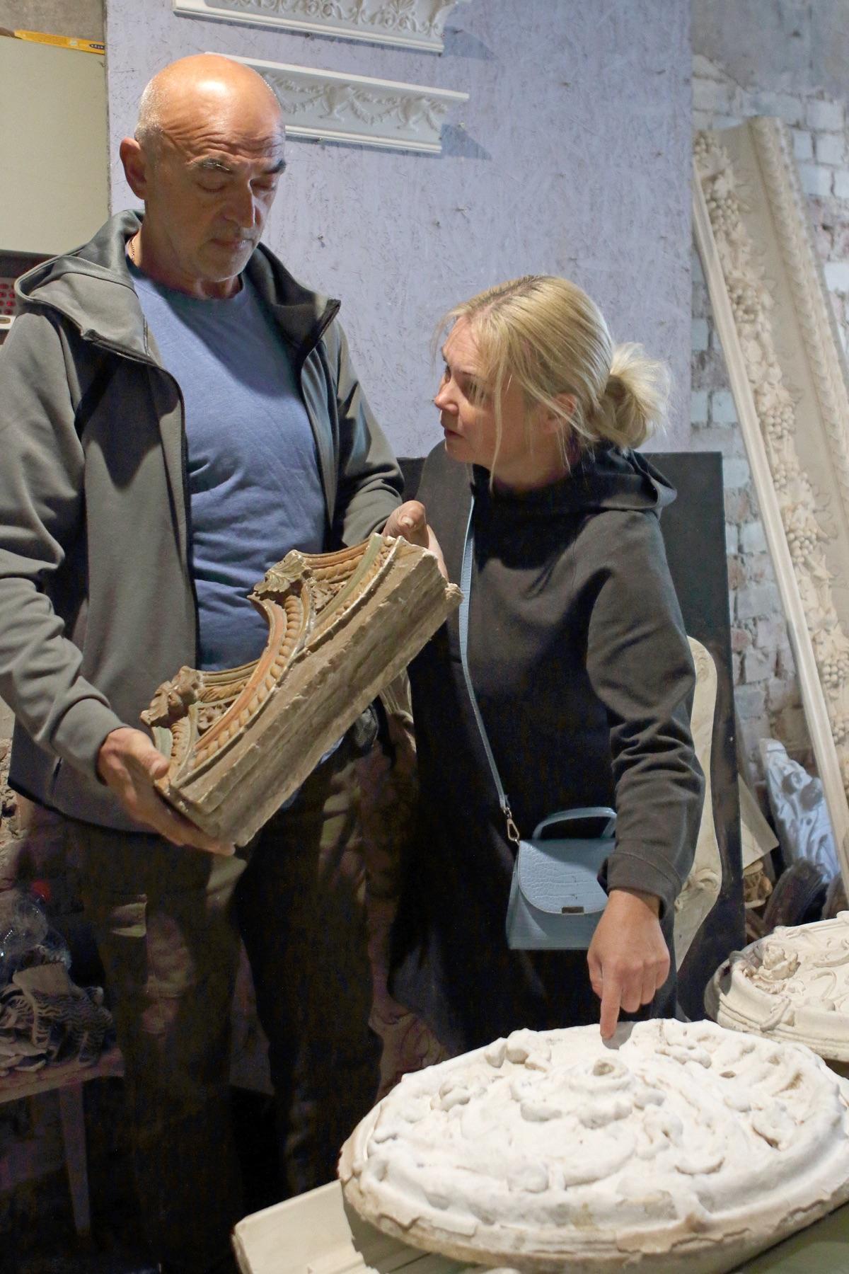 Restoration of an antique plaster element — DeCorGips