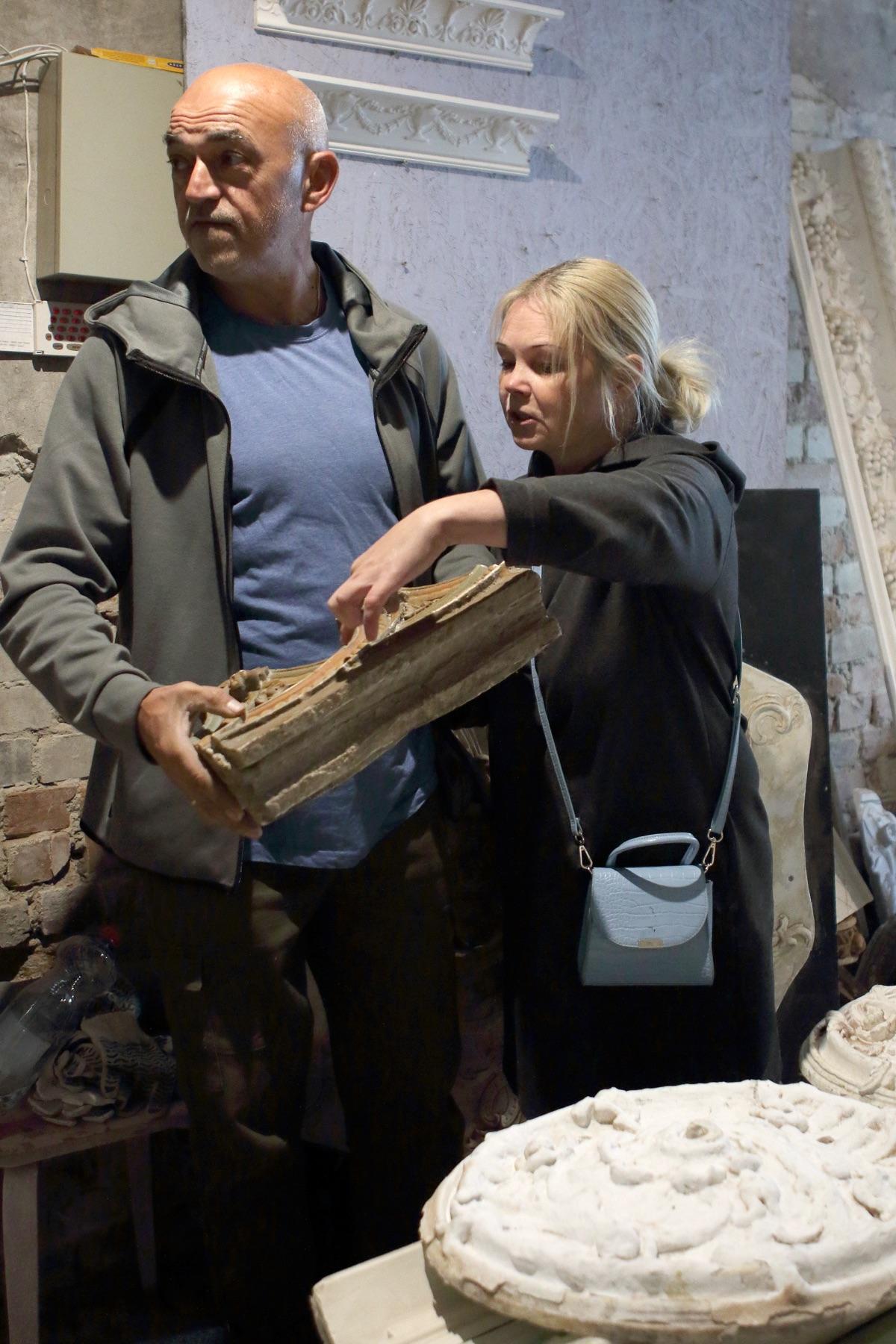 Restoration of an antique plaster element — DeCorGips