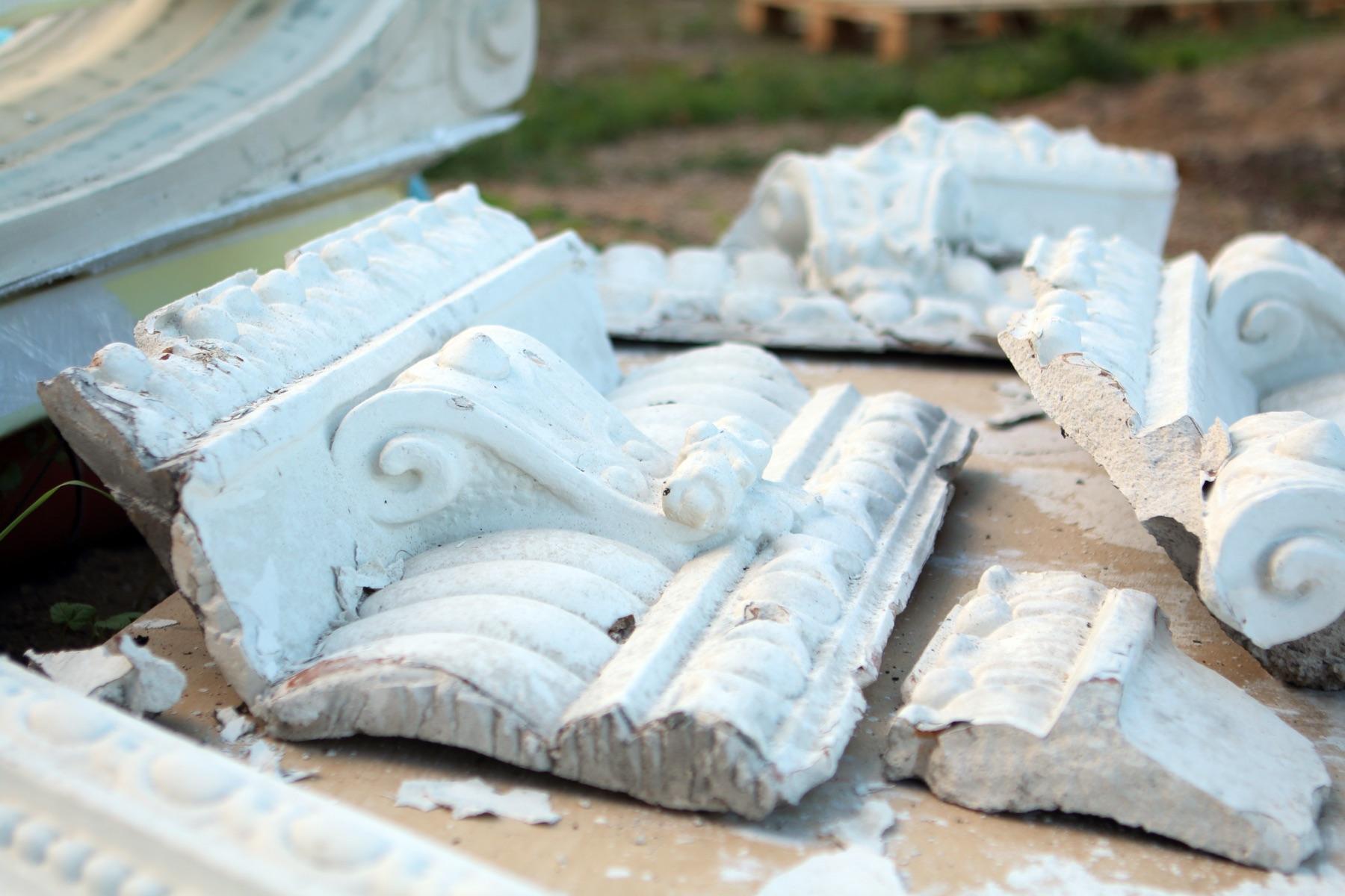 Restoration of an antique plaster element — DeCorGips