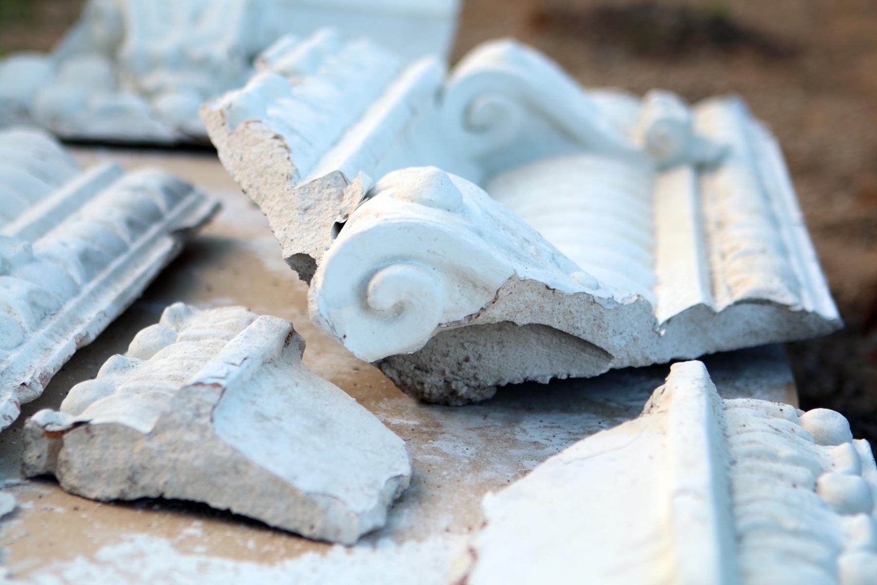 Restoration of an antique plaster element — DeCorGips