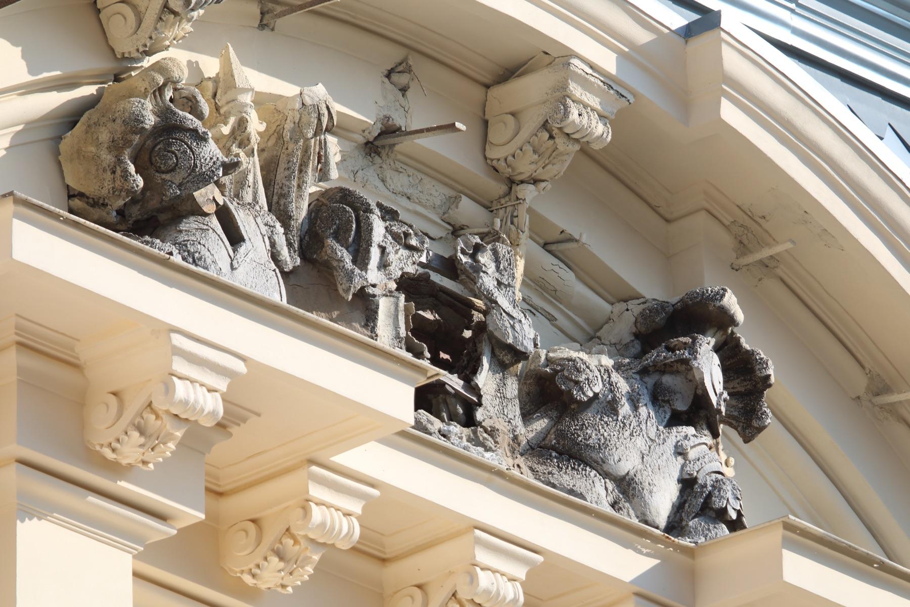 Restoration of an antique plaster element — DeCorGips